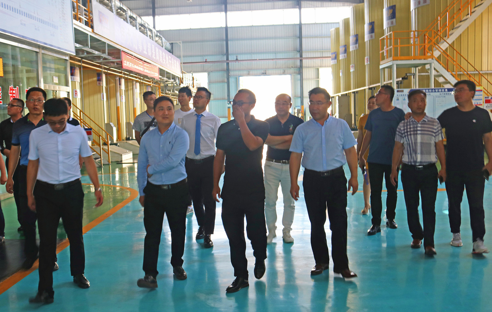 中國潤滑油品牌峰會考察團(tuán)走進(jìn)金雪馳馬鞍山公司參觀調(diào)研